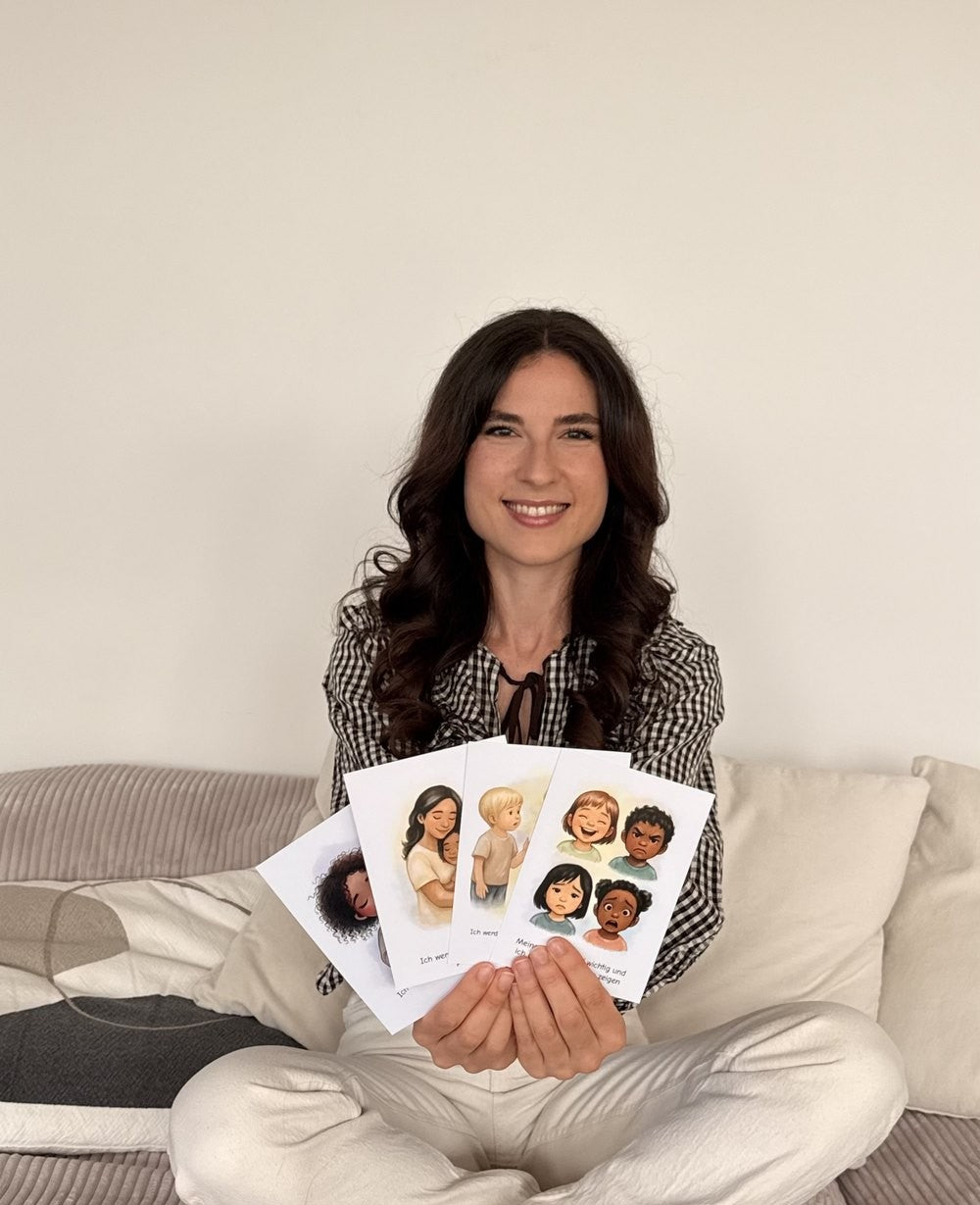 Céline mit vier Affirmationskarten in der Hand