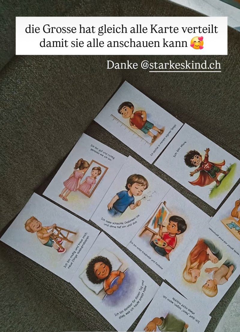 Alle Karten auf dem Sofa verteilt