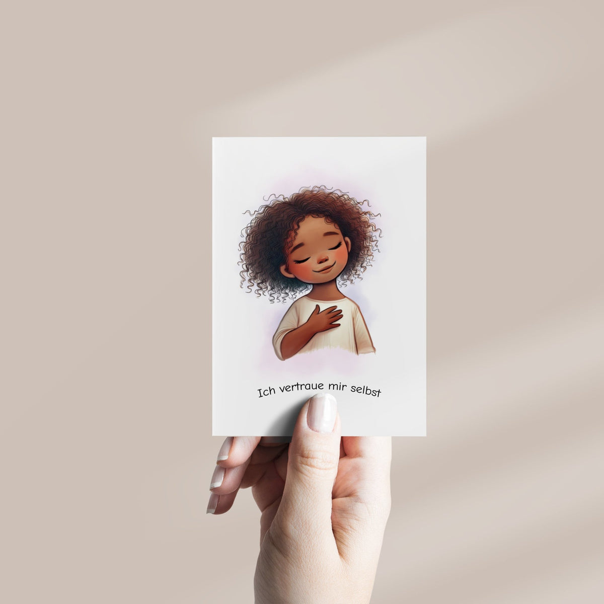 Affirmationskarte «Ich vertraue mir selbst» in einer Hand